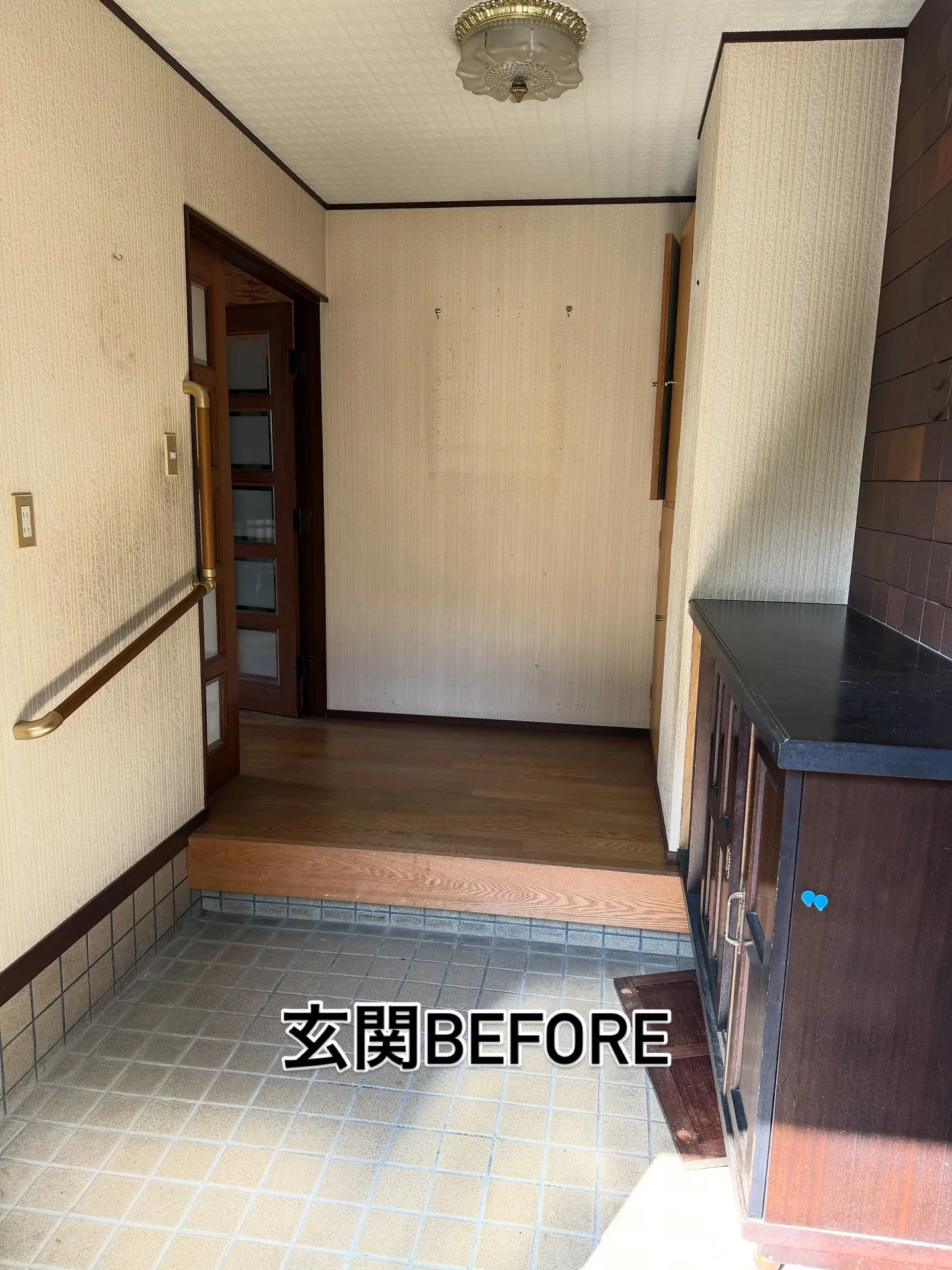 玄関周り　クロス貼り替え　フロアタイル工事