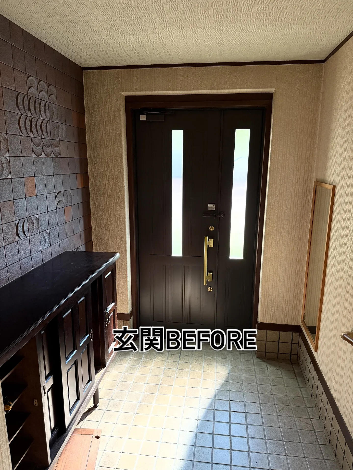 玄関周り　クロス貼り替え　フロアタイル工事