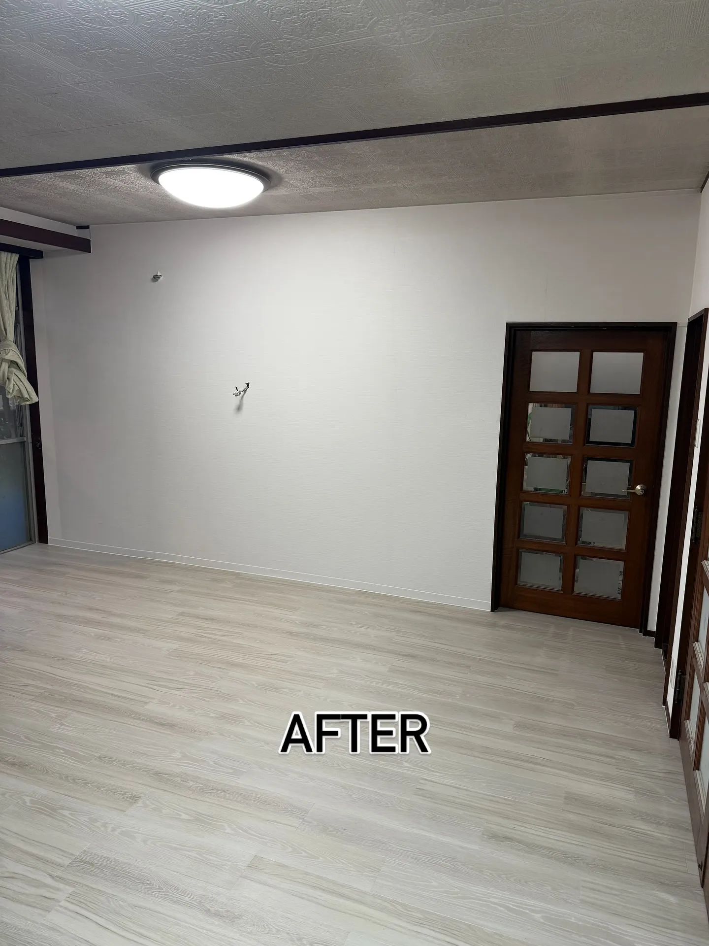 玄関周り　クロス貼り替え　フロアタイル工事