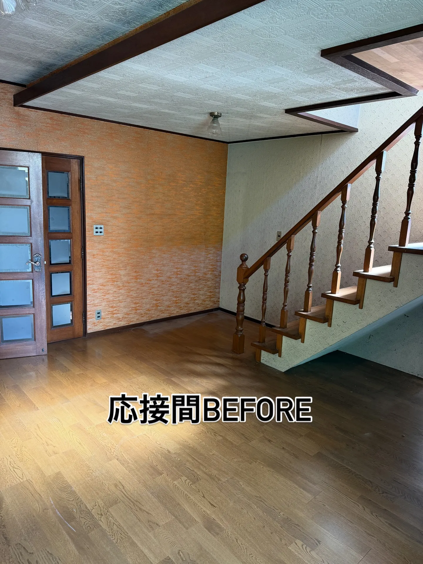 玄関周り　クロス貼り替え　フロアタイル工事