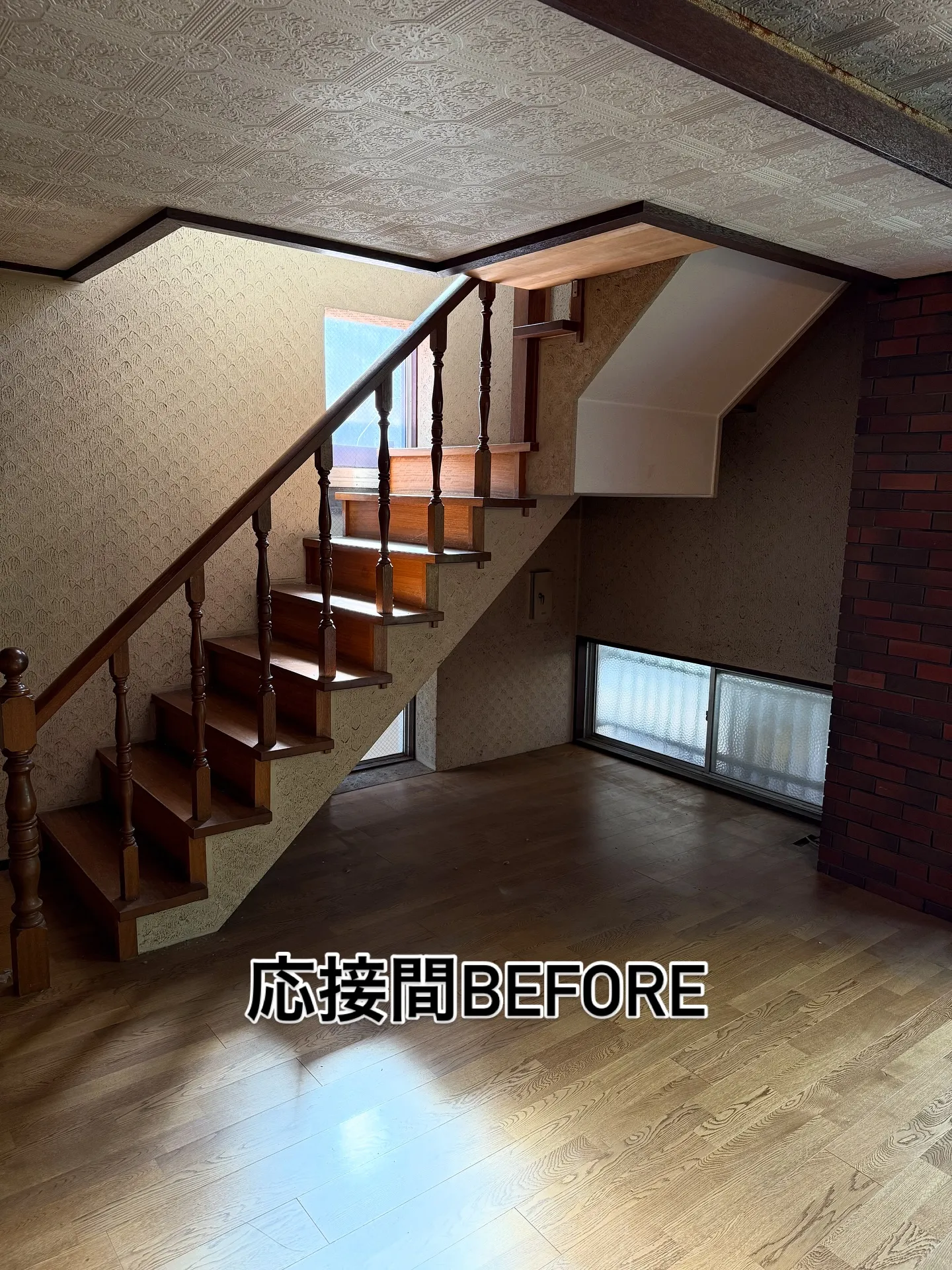 玄関周り　クロス貼り替え　フロアタイル工事