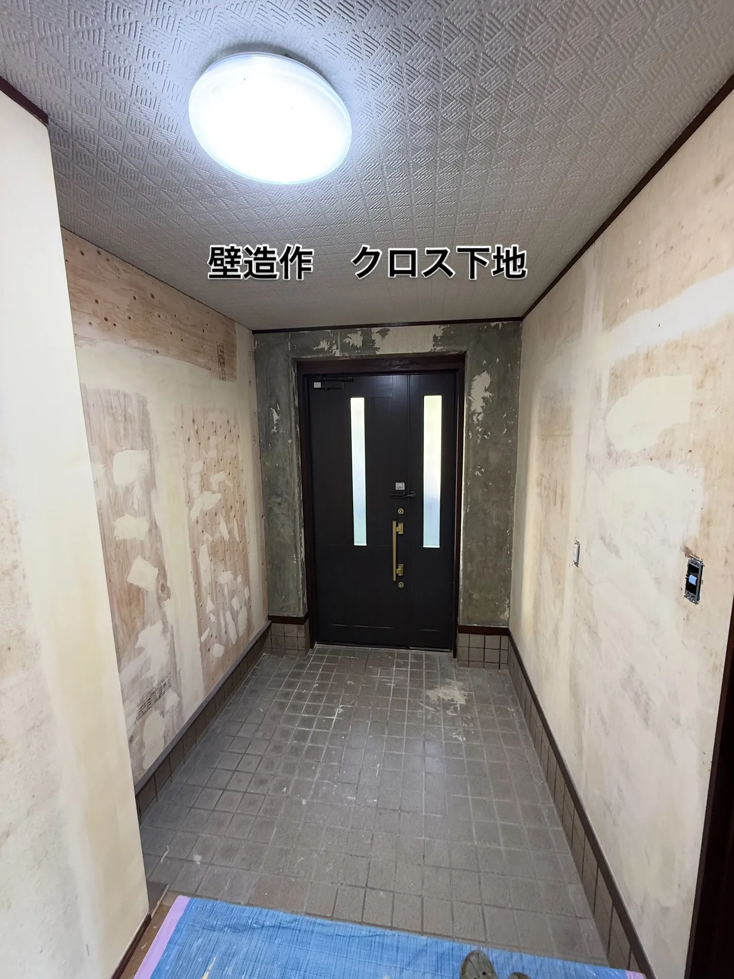 玄関周り　クロス貼り替え　フロアタイル工事