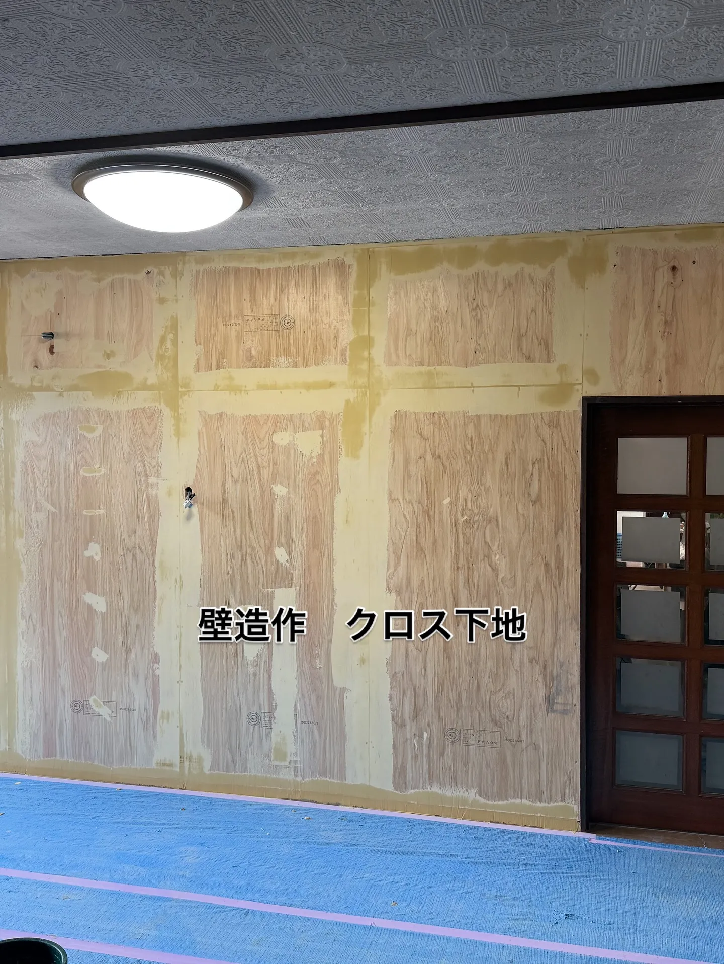 玄関周り　クロス貼り替え　フロアタイル工事